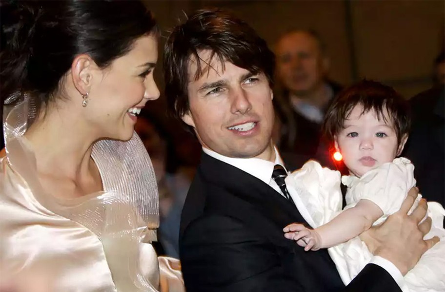 Sau khi ly hôn Tom Cruise, mỗi tháng Katie Holmes chỉ nhận được 33.000 USD/tháng tiền trợ cấp nuôi con chứ cô không được chồng cũ hỗ trợ đồng nào trong số tài sản kếch xù trị giá hơn 250 triệu USD của Tom.